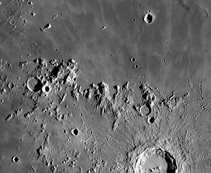 Montes Carpatus, de pe Lună FOTO wikipedia