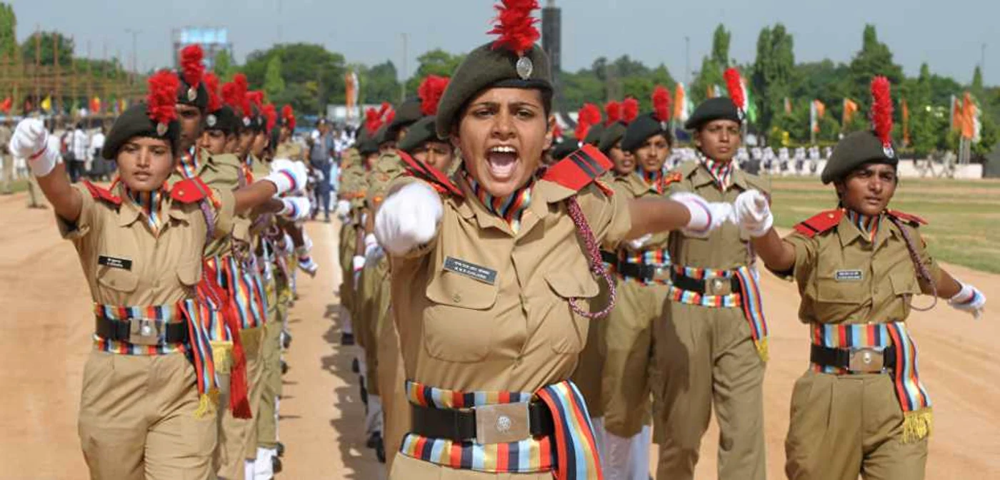 India. Femei militar din
Corpul Naţional de Cadeţi la o paradă dedicată Zilei Independenţei Indiei. Eveniment
desfăşurat la Secunderabad, pe 13 august 2013 FOTO Noah
Seelam/AFP