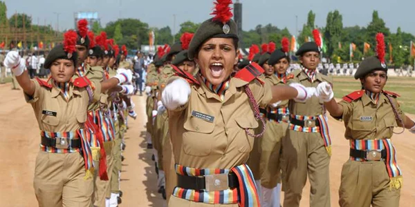 India. Femei militar din Corpul Naţional de Cadeţi la o paradă dedicată Zilei Independenţei Indiei. Eveniment desfăşurat la Secunderabad