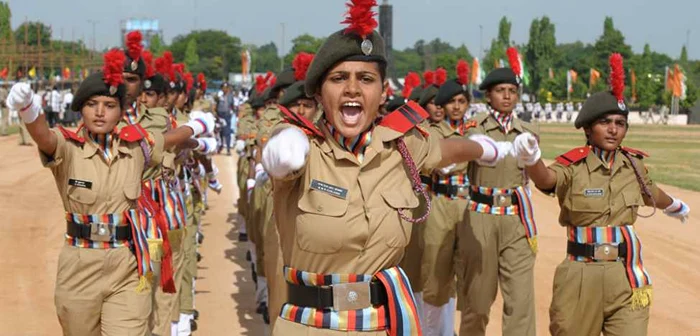 India. Femei militar din
Corpul Naţional de Cadeţi la o paradă dedicată Zilei Independenţei Indiei. Eveniment
desfăşurat la Secunderabad, pe 13 august 2013 FOTO Noah
Seelam/AFP