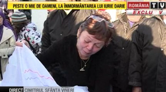 Anca Pandrea lângă sicriu