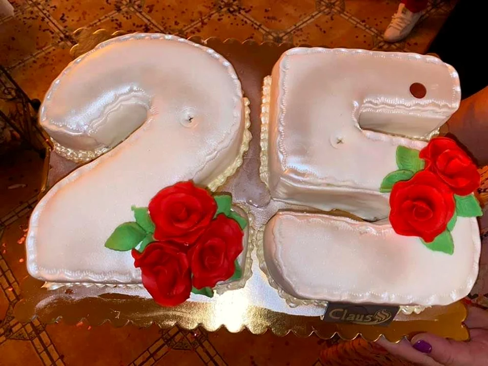 Au primit în dar un tort delicios!