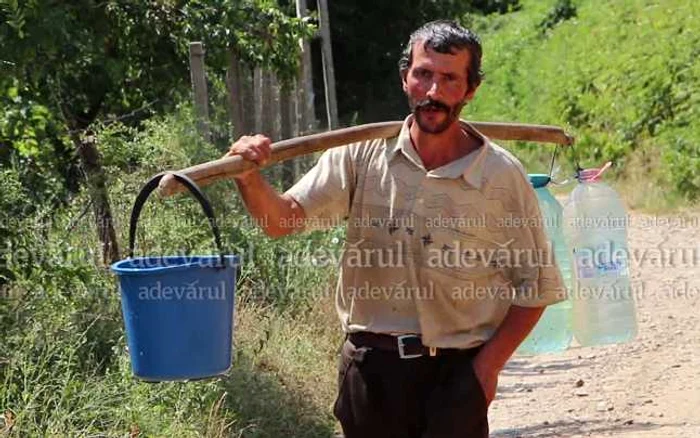 Nea Miron îşi ajută vecinii bătrâni cu transportul de apă