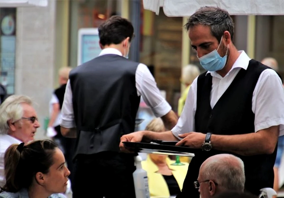 Personalul care lucrează în restaurante ar putea fi obligat să se vaccineze