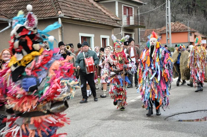 Colindători în Roşia Foto: etnograf Vasile Todinca