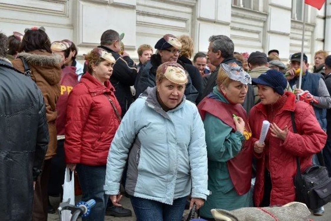 Jandarmii au sugerat celor prezenţi să nu-şi acopere faţa cu măşti