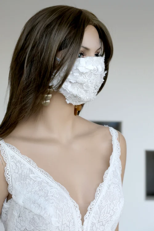 S-a lansat moda măștilor pentru mirese 