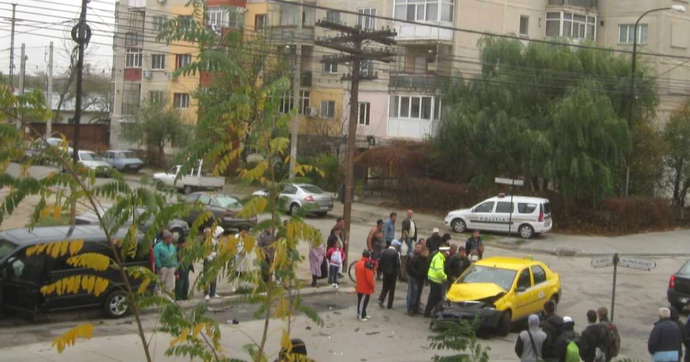 Intersecţia buclucaşă a avariat 4 maşini într-o singură oră foto: Claudiu Dumitrache
