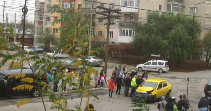 Intersecţia buclucaşă a avariat 4 maşini într-o singură oră foto: Claudiu Dumitrache