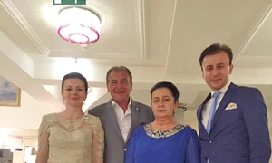 Nicolae, alături de cei doi  copii şi de soţia lui,  profesoară de matematică  jpeg