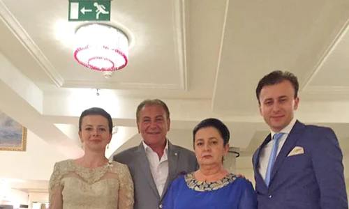 Nicolae, alături de cei doi  copii şi de soţia lui,  profesoară de matematică  jpeg