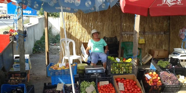 Comuna 23 August din judeţul Constanţa - vânzatori piaţă târg de fructe şi legume Foto Sînziana Ionescu