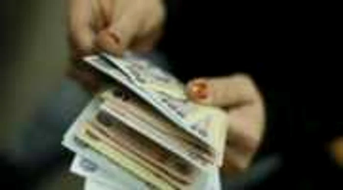 Salariul mediu net a scăzut în august cu 3%