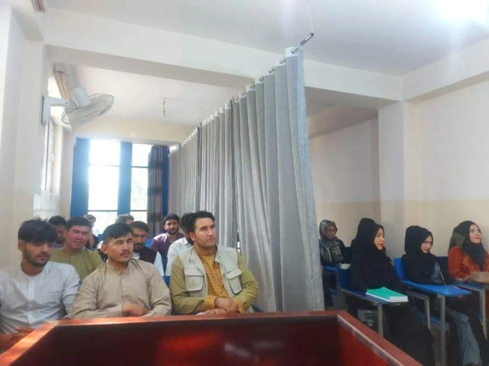 Elevele şi studentele din Afganistan trebui să studieze în afara vederii bărbaţilor Foto: Twitter @WorldBreakingN9