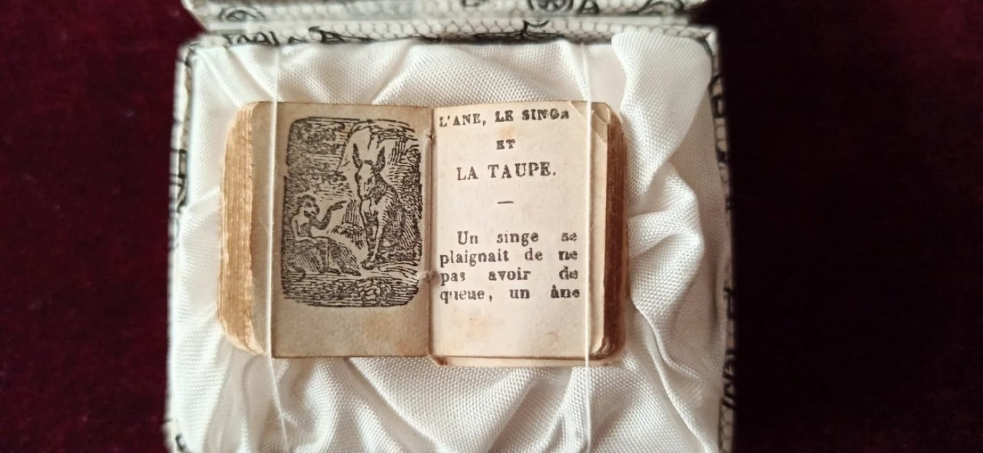 „Le petit fabulist“, volumul miniatural de doar 2,5 cm şi 87 de pagini, ilustrat cu gravuri originale, vedeta unei colecţii uimitoare de liliputuri