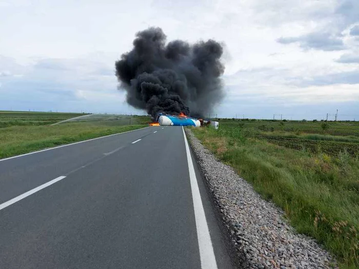 Un incendiu de proporții a fost declanșat după ce o cisternă cu motorină s-a răsturnat Sursă foto: ISU Brăila