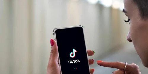 Fata smartphone aplicatia TikTok FOTO Shutterstock