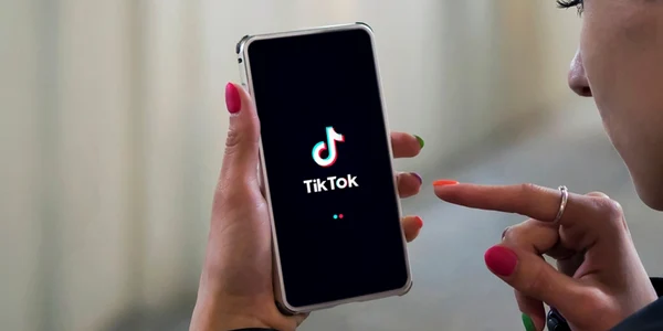 Fata smartphone aplicatia TikTok FOTO Shutterstock