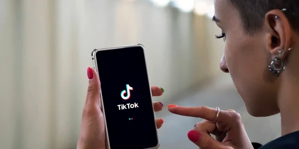 Fata smartphone aplicatia TikTok FOTO Shutterstock