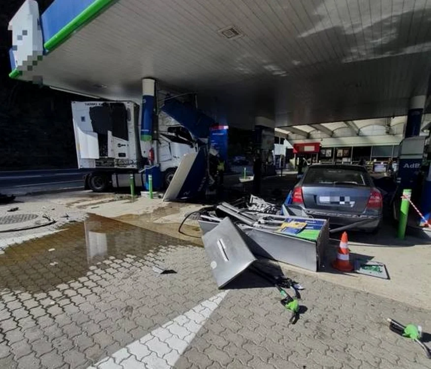 TIR-ul a dărâmat o pompă de combustibil, acesta scurgându-se pe asfalt.