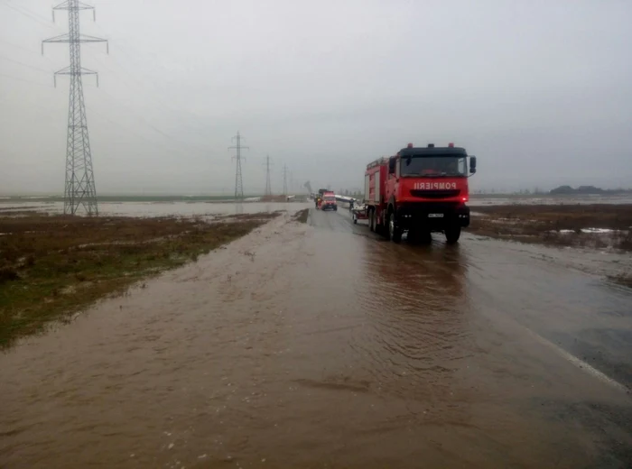 Viitura a măturat drumul judeţean FOTOGRAFII ISU Constanţa