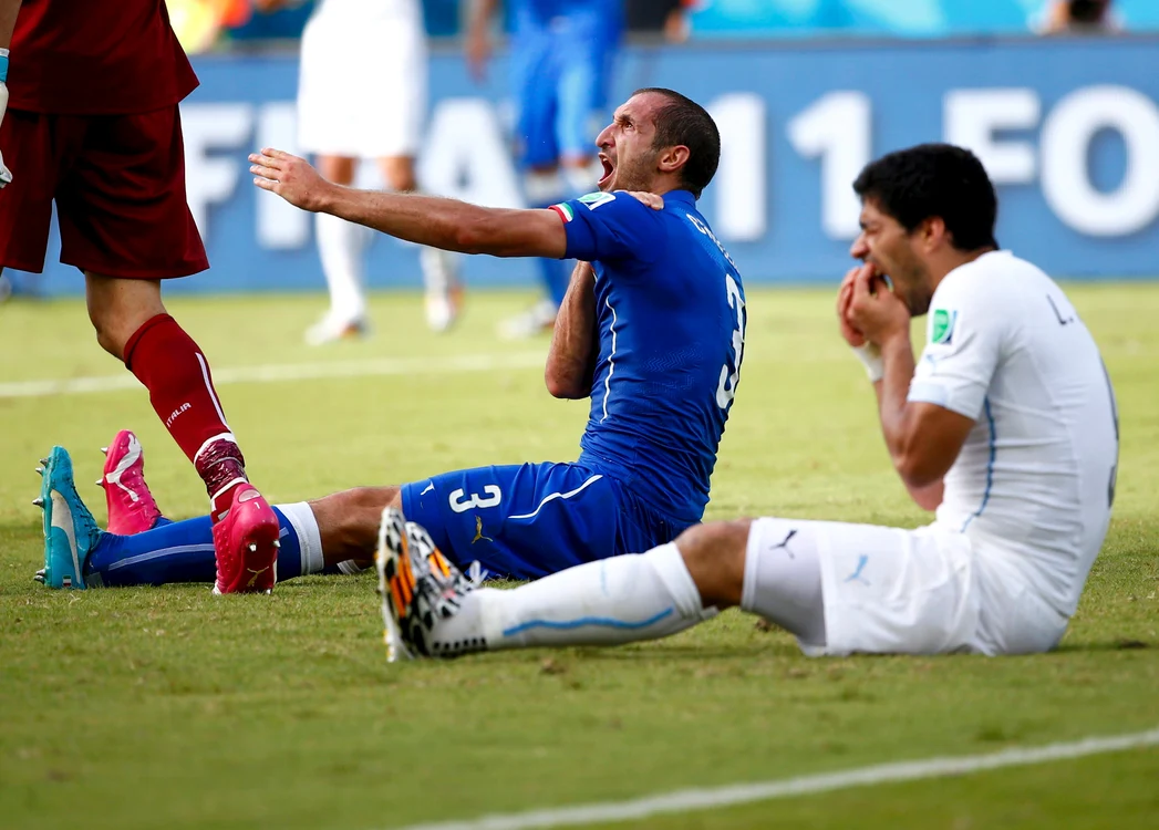 Luis Suarez l-a muşcat atât de tare pe Chiellini încât îl dor dinţii (foto Reuters)