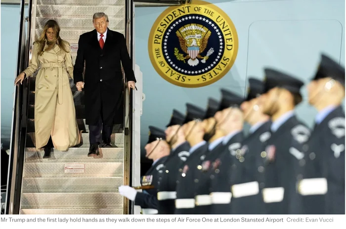 Melania și Donald Trump coboară dinAir Force One/FOTO?EPA/EFE