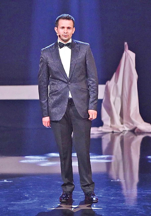 Robert se răsteşte la robotul maşinii