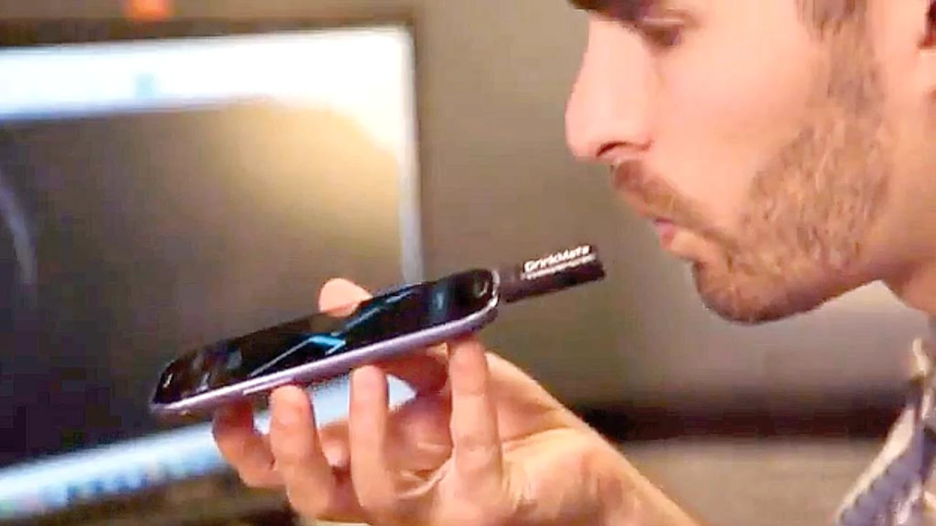 
    Funcţionează ca un USB, ataşat la telefonul mobilFoto: Guliver/Rexfeatures  