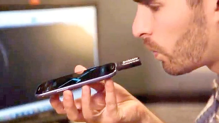 
    Funcţionează ca un USB, ataşat la telefonul mobilFoto: Guliver/Rexfeatures  