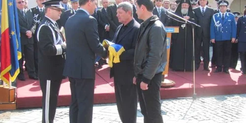 Tatal politistului a primit drapelul de la ministrul Gabriel Berca