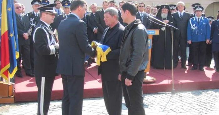 Tatal politistului a primit drapelul de la ministrul Gabriel Berca