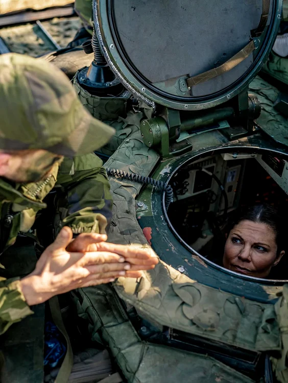 Prințesa Victoria în haine militare, Instagram (2) jpg