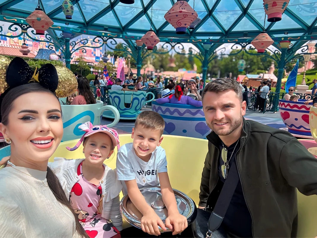 Artista s-a distrat alături de cei doi copii ai săi la Disneyland!   