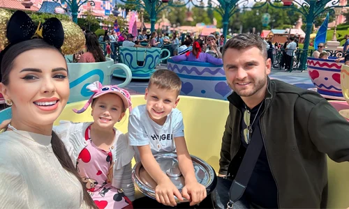 Artista s-a distrat alături de cei doi copii ai săi la Disneyland!   