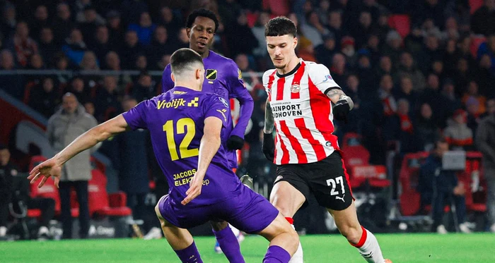 Dennis Man s-a încurcat în fundașii adverși. Foto Facebook PSV