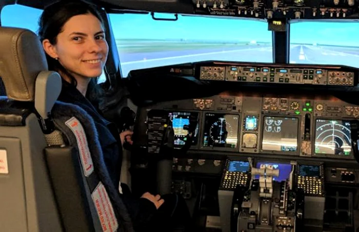 Iuliana Ţâbian, în simulatorul de zbor al unui B737NG în Suedia . FOTO: Arhivă personală