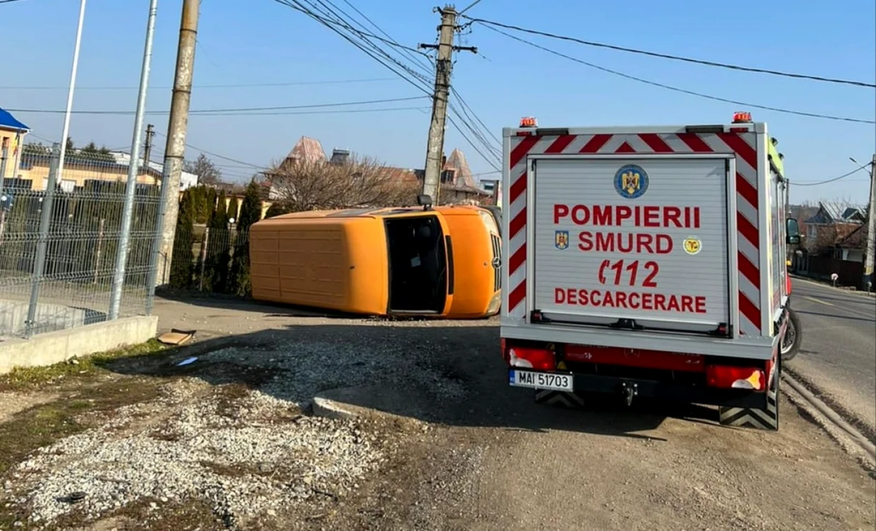 Autoutilitara s-a răsturnat, trei persoane fiind rănite FOTO: martor