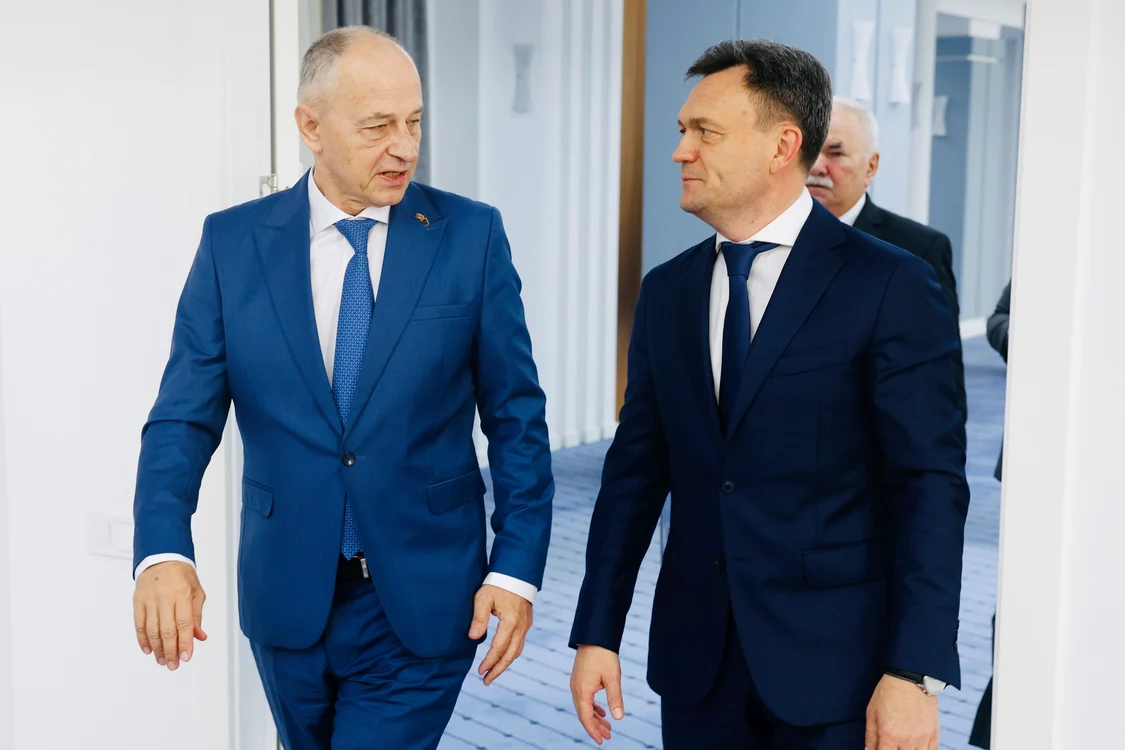 Mircea Geoană și Dorin Recean au avut o întrevedere în Guvernul de la Chișinău. FOTO: Facebook