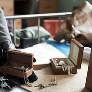 Furt bijuterii - hot FOTO Shutterstock 