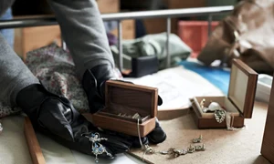 Furt bijuterii - hot FOTO Shutterstock 