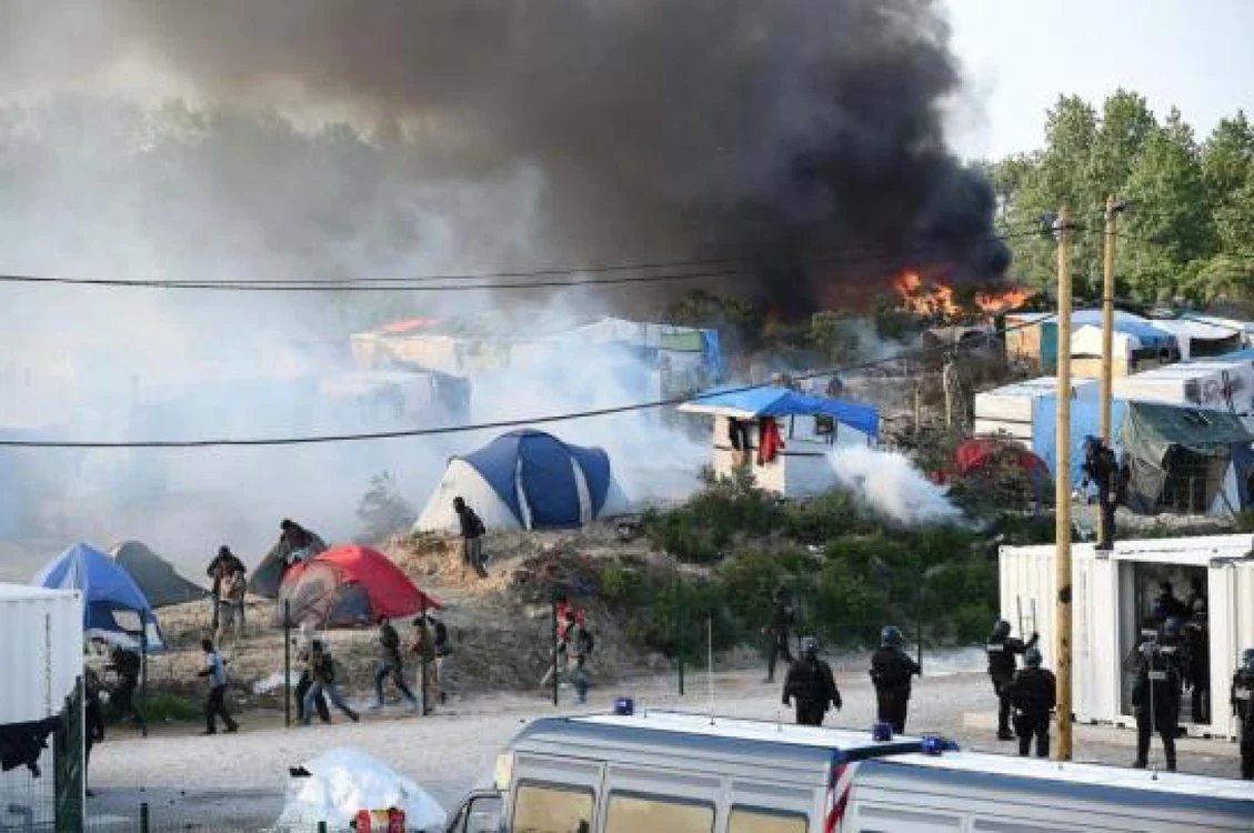 Politia franceza intervine în tabara de la Calais FOTO Marc Demeure/La Voix du Nord