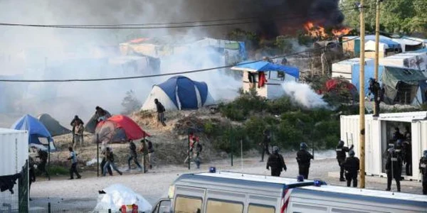 Politia franceza intervine în tabara de la Calais pentru a pune capat unei batai generale intre migranti FOTO Marc Demeure/La Voix du Nord 