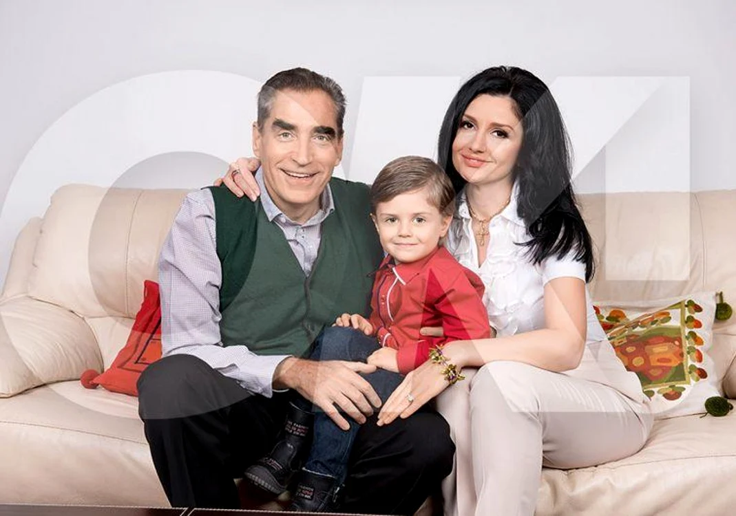Petre Roman, alături de soţia sa, Silvia, şi de fiul său, Petrus FOTO Sorin Stana, pentru revista OK!