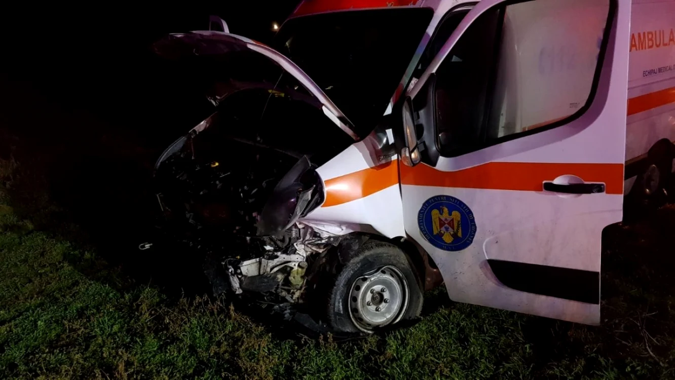 Ambulanţa a ajuns pe câmp în urma impactului
