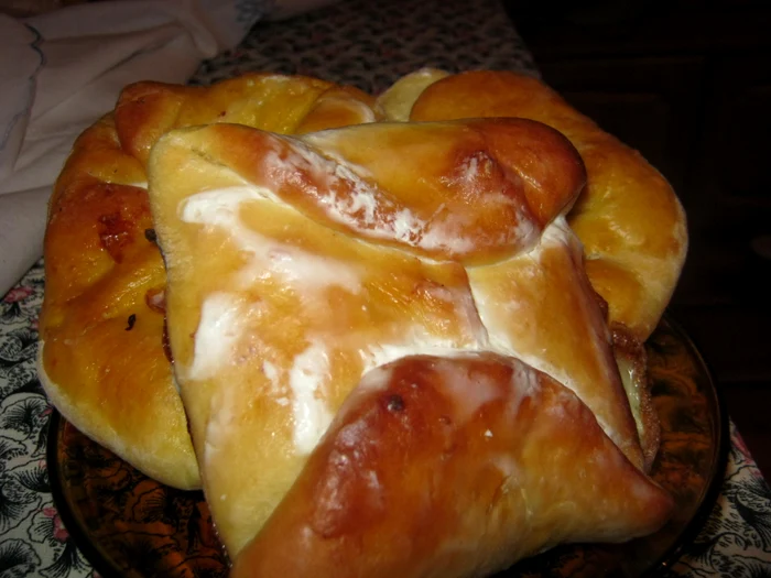 Plăcinţele cu brânză şi stafide