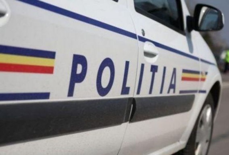 Un șofer de 25 de ani a murit după ce s-a răsturnat cu mașina furată de la un prieten. Trupul lui a fost găsit pe câmp