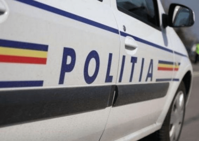 Un tânăr de 15 ani, aflat la volan pe un drum public, a făcut accident cu Poliția. Mașina era neînmatriculată