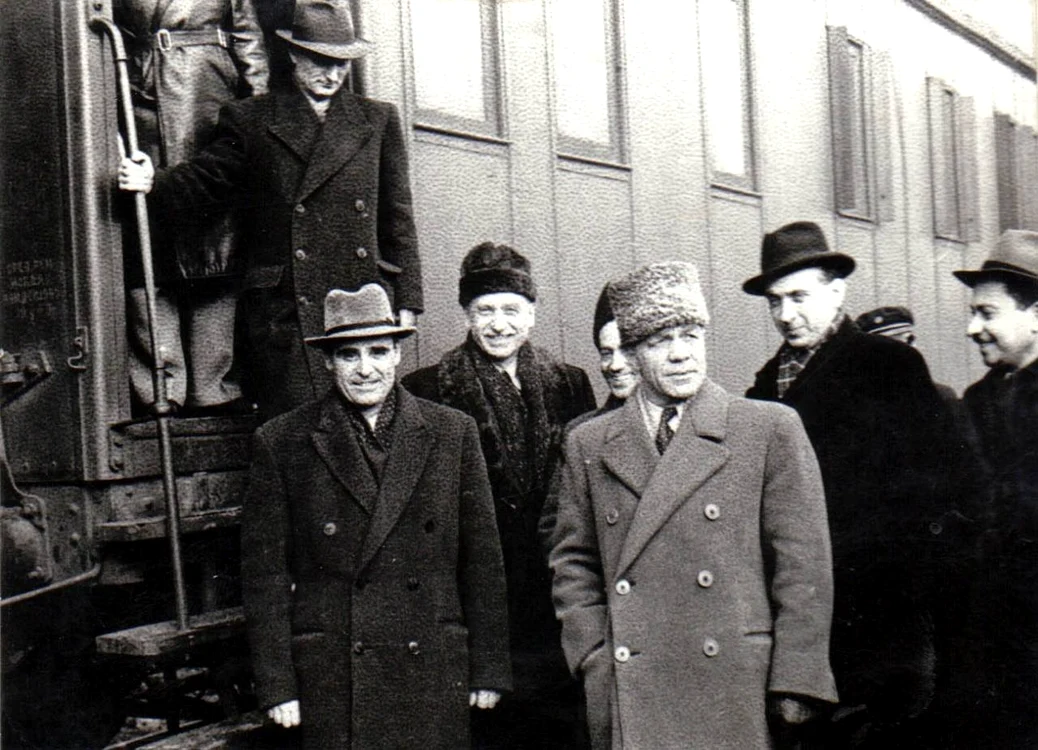 Dej și Bodnăraş, la întoarcerea de la Moscova (© Fototeca online a comunismului românesc, 54/1945)