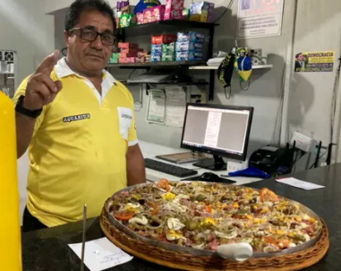 Proprietarul unui bar brazilian vinde pizza pattriotică inspirată de Bolosnaro FOTO captură The Guardian